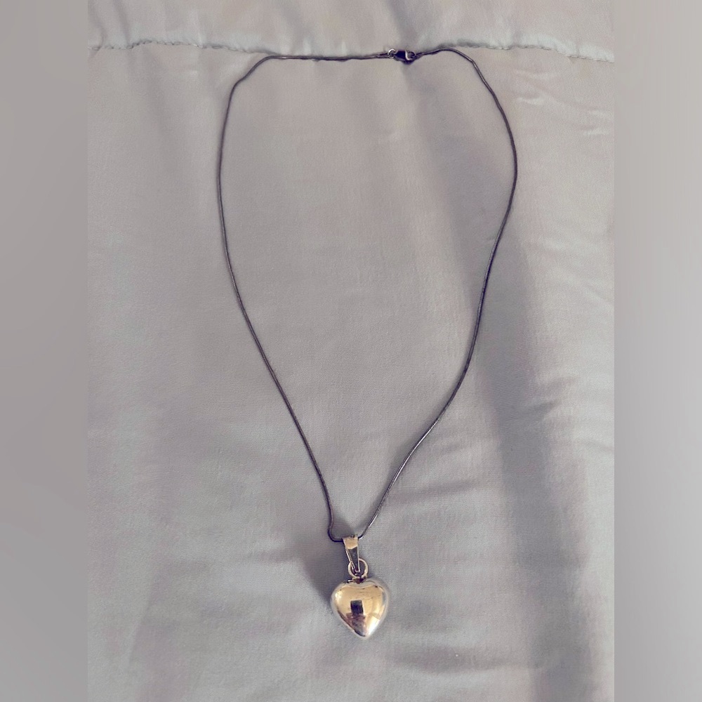 Silver heart pendant necklace